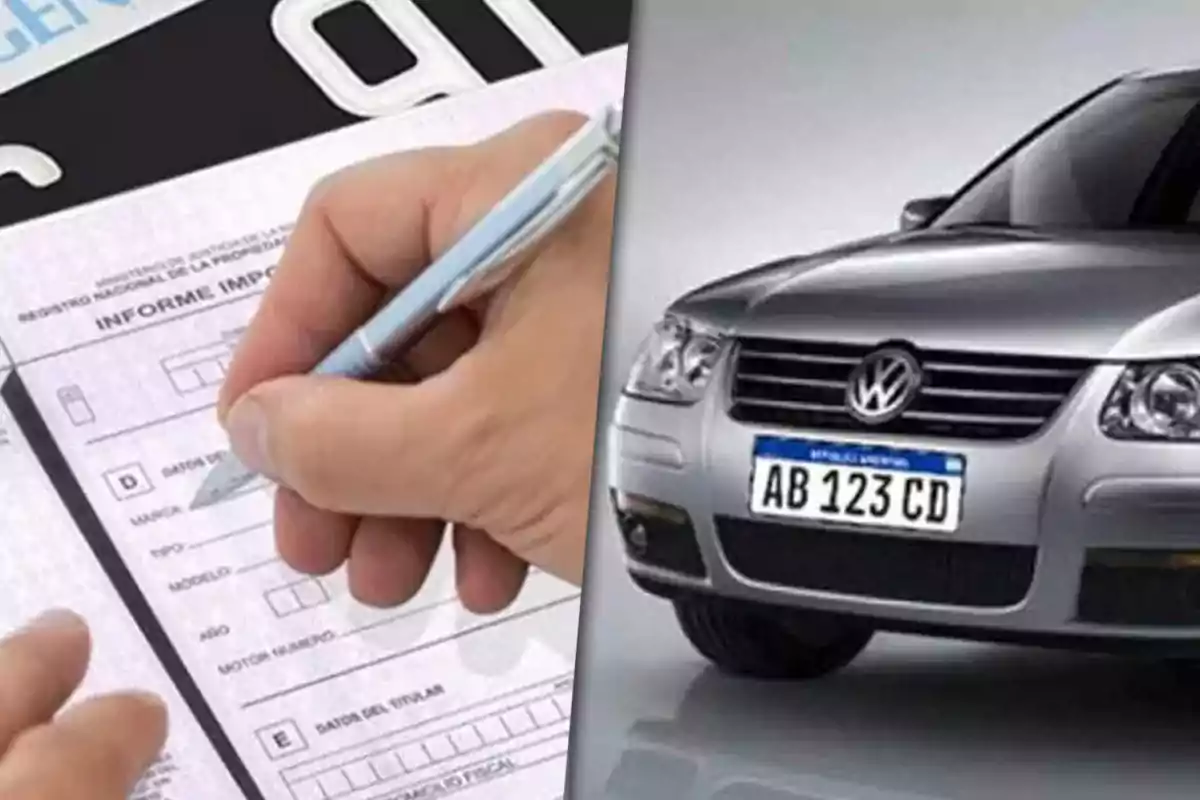 Una mano sostiene un bolígrafo mientras completa un formulario de registro vehicular junto a la imagen de un automóvil plateado con una matrícula visible.