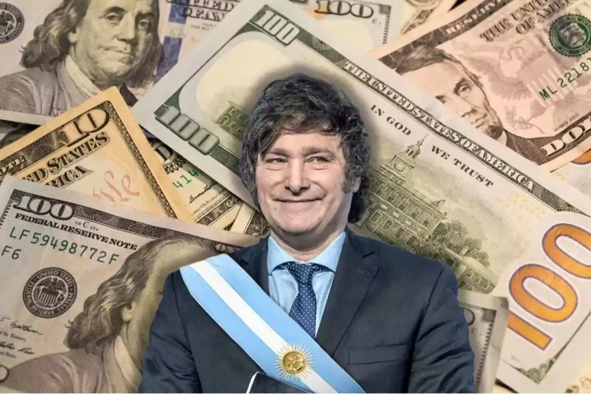 Un hombre con una banda presidencial argentina posando frente a varios billetes de dólares estadounidenses.