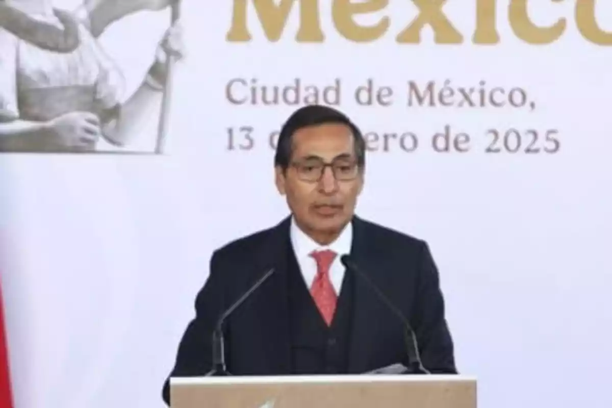 Un hombre con traje y corbata roja habla en un podio con un fondo que dice "Ciudad de México, 13 de enero de 2025".