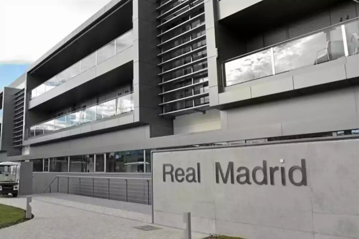 Edificio moderno con fachada de vidrio y metal, con un letrero que dice Edificio moderno con fachada de vidrio y metal, con un letrero que dice