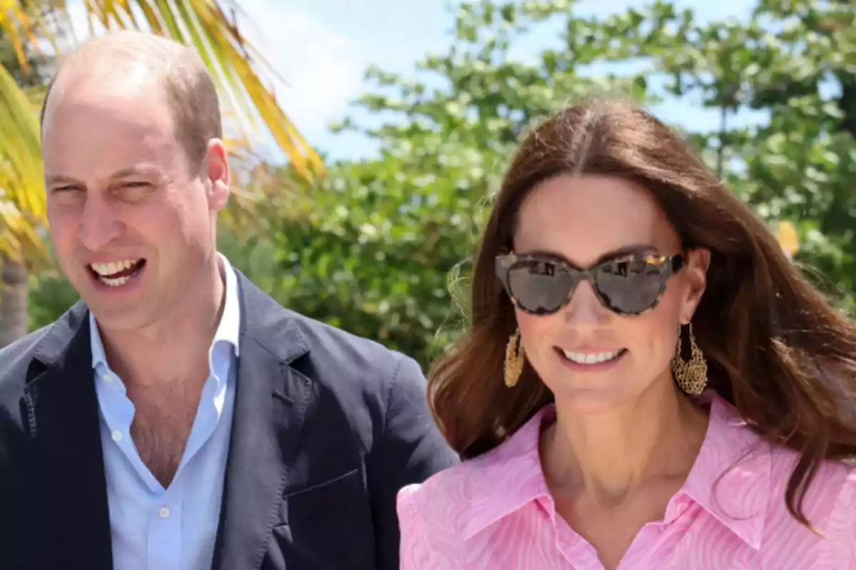 Dos personas caminando al aire libre, una de ellas lleva gafas de sol y ambos están sonriendo.