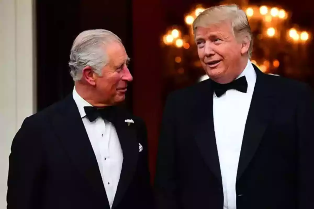 Dos hombres con esmoquin conversando en un evento formal. Dos hombres con esmoquin conversando en un evento formal.