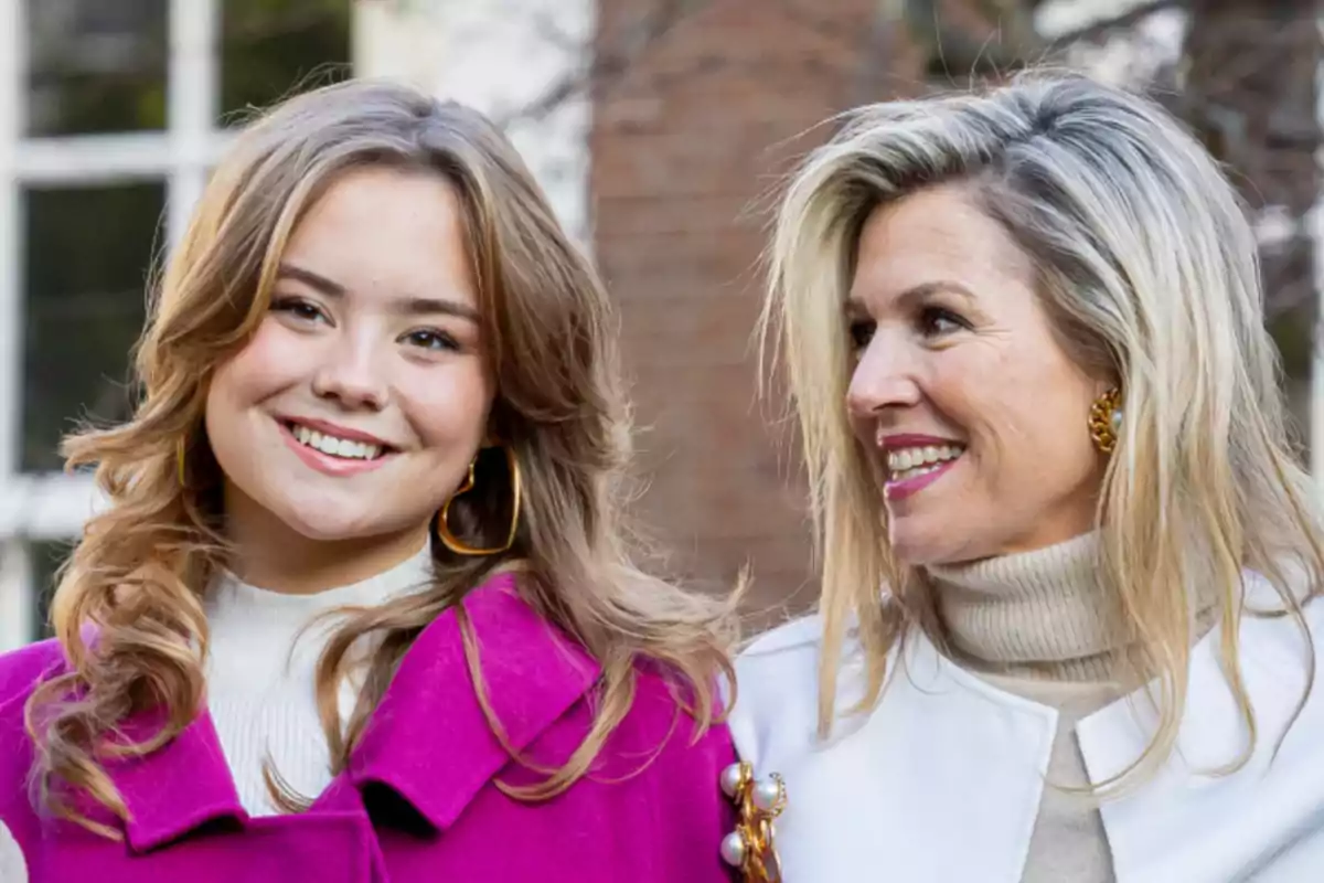 Dos mujeres sonrientes una al lado de la otra en un entorno al aire libre.