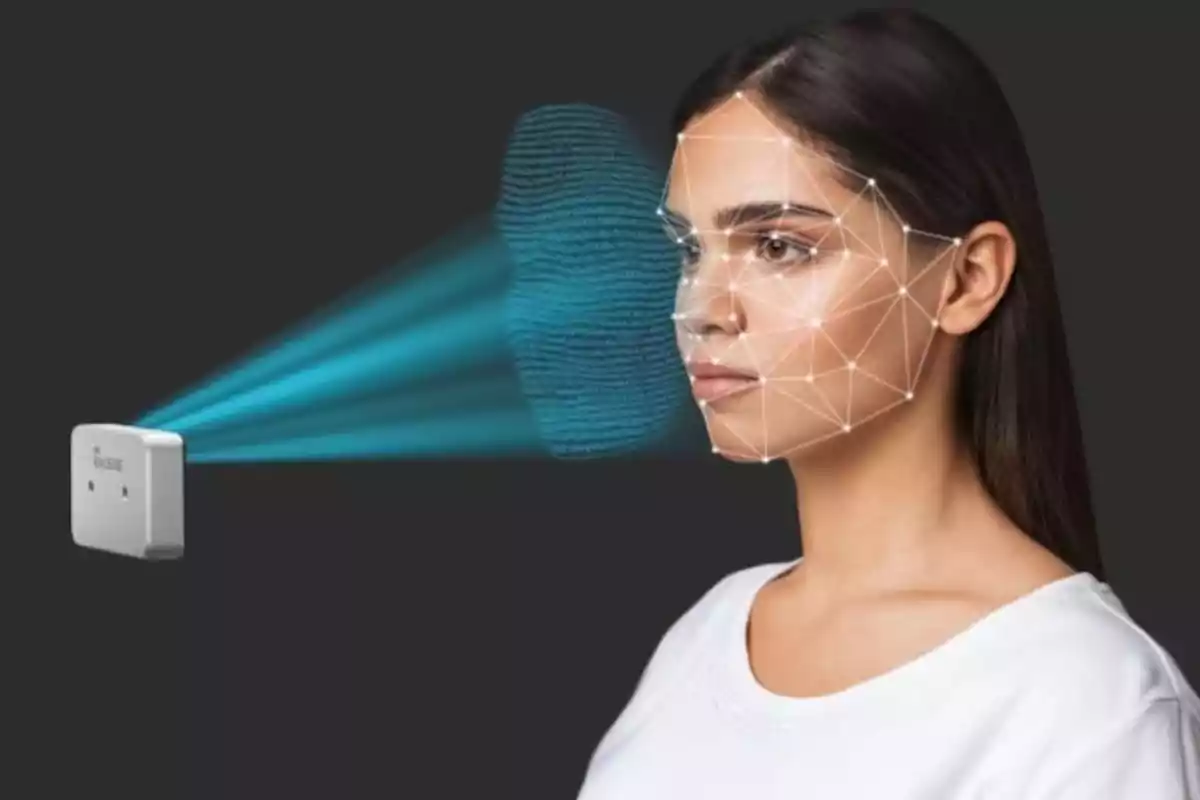 Mujer siendo escaneada por un dispositivo de reconocimiento facial con líneas y puntos sobre su rostro. Mujer siendo escaneada por un dispositivo de reconocimiento facial con líneas y puntos sobre su rostro.