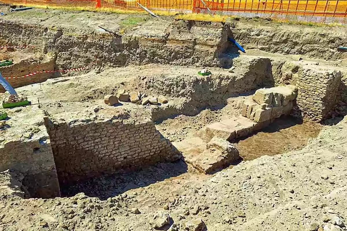 Excavación arqueológica con muros de piedra expuestos en un sitio al aire libre. Excavación arqueológica con muros de piedra expuestos en un sitio al aire libre.