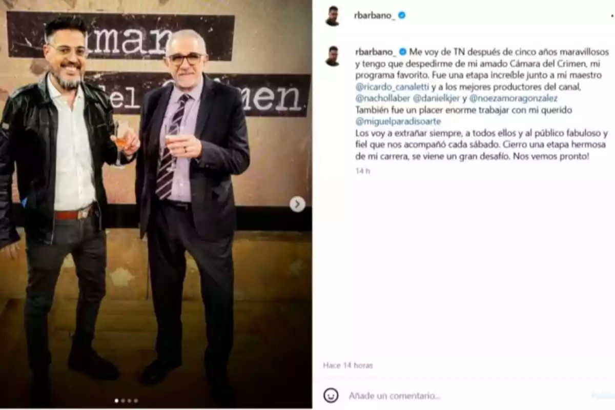 Dos hombres posan juntos en un set de televisión, ambos sosteniendo copas y sonriendo, mientras en el fondo se ve un cartel con texto. Dos hombres posan juntos en un set de televisión, ambos sosteniendo copas y sonriendo, mientras en el fondo se ve un cartel con texto.