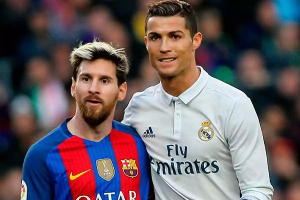 Dos futbolistas en el campo con uniformes de equipos rivales. Dos futbolistas en el campo con uniformes de equipos rivales.