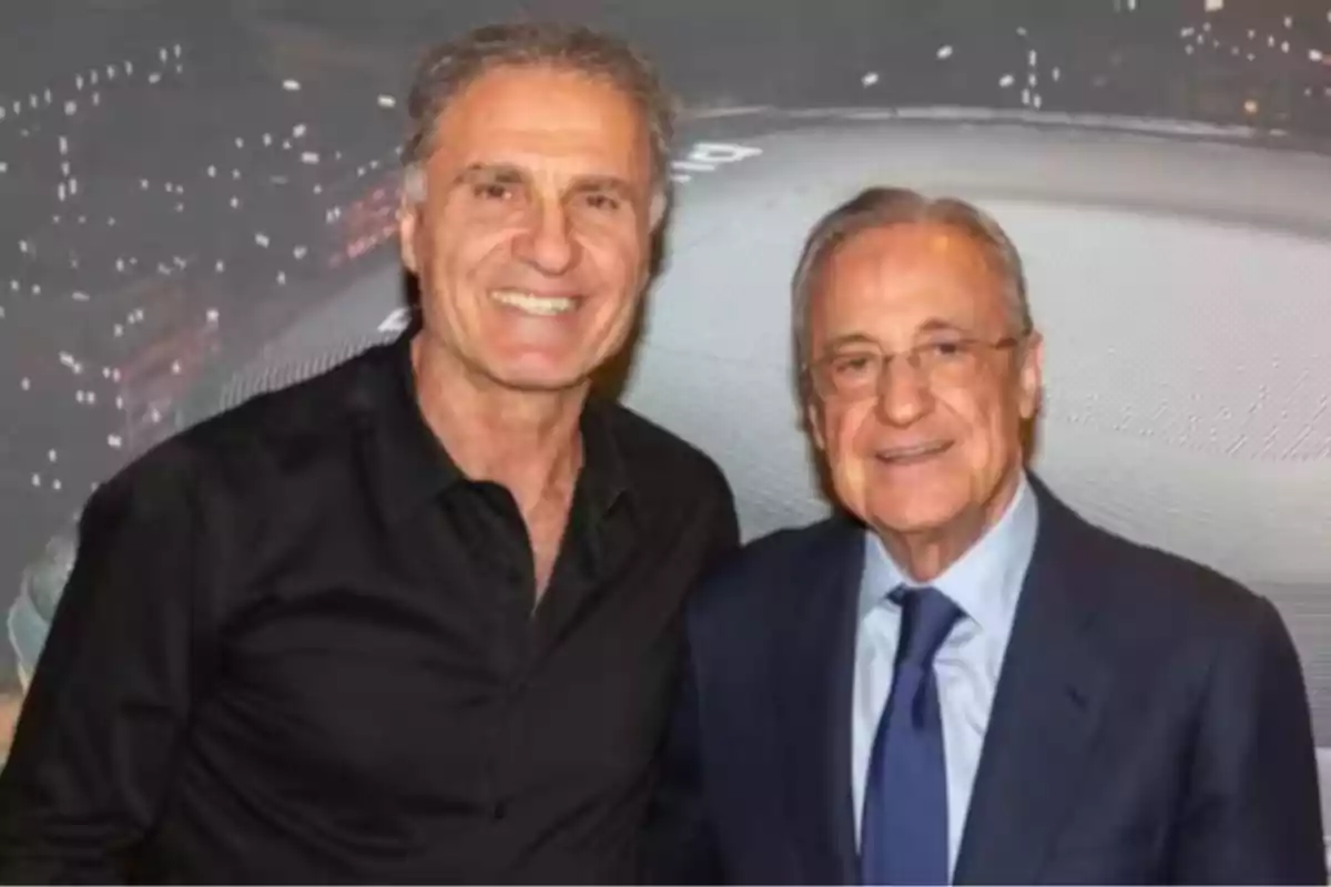 Dos hombres sonríen posando juntos frente a un fondo urbano iluminado Dos hombres sonríen posando juntos frente a un fondo urbano iluminado