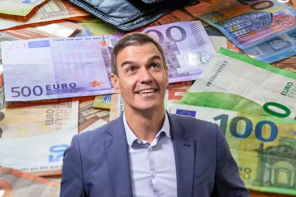 Hombre sonriente con traje frente a varios billetes de euro de diferentes denominaciones