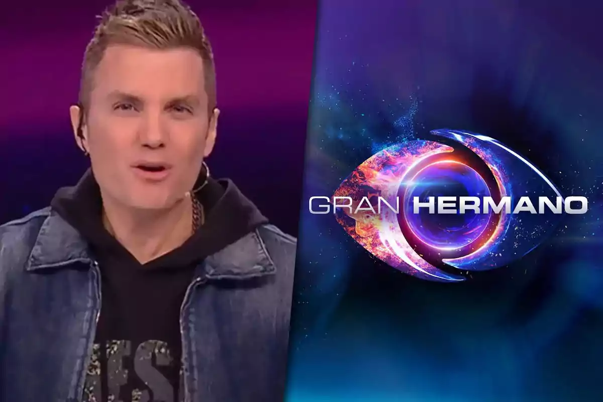 Un presentador de televisión junto al logotipo del programa "Gran Hermano".