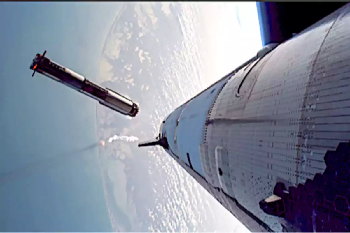 Cohete en el espacio durante la separación de una de sus etapas con la Tierra de fondo Cohete en el espacio durante la separación de una de sus etapas con la Tierra de fondo
