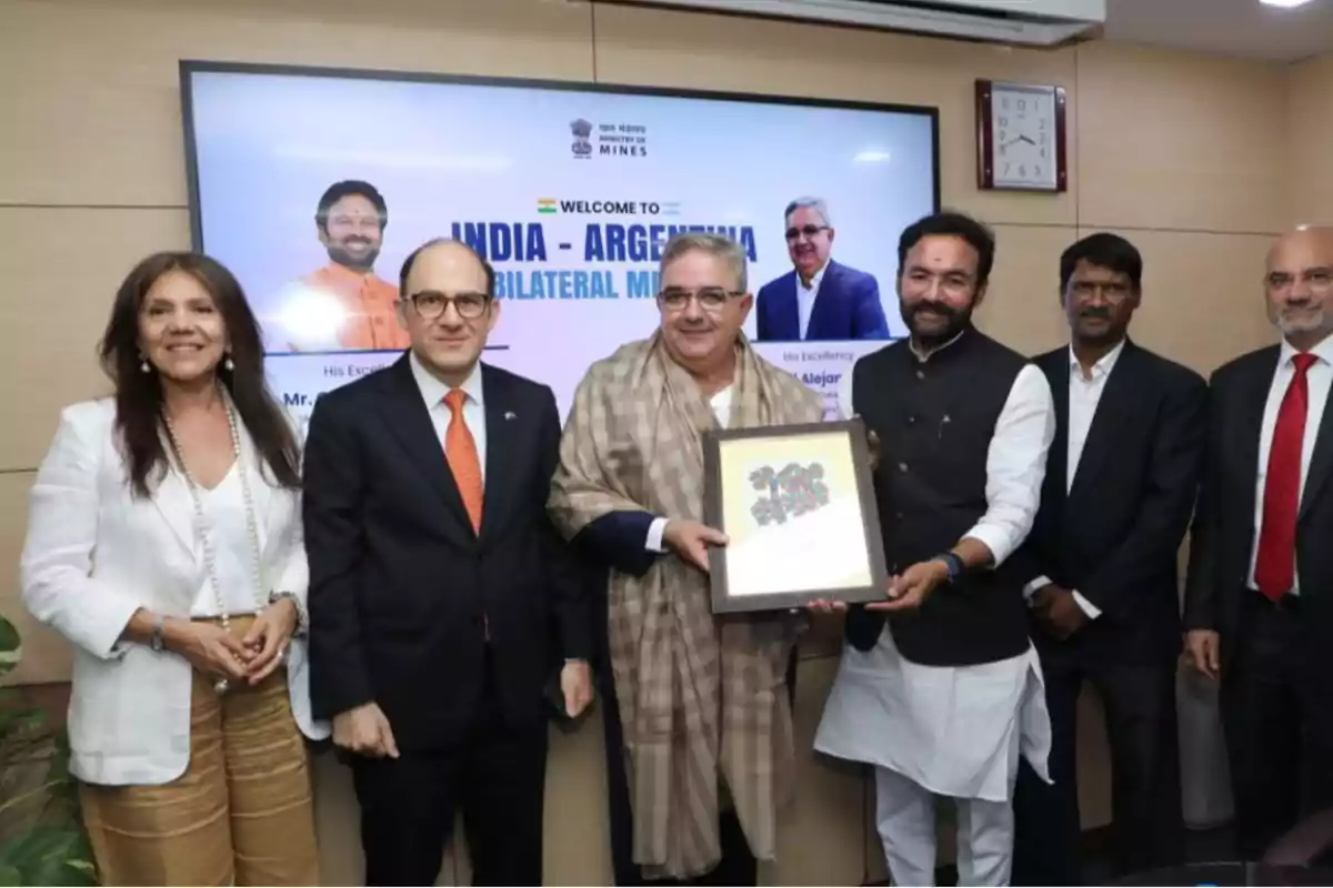 Un grupo de personas posando para una foto en un evento oficial con un cartel de fondo que dice "India - Argentina Bilateral Meeting".