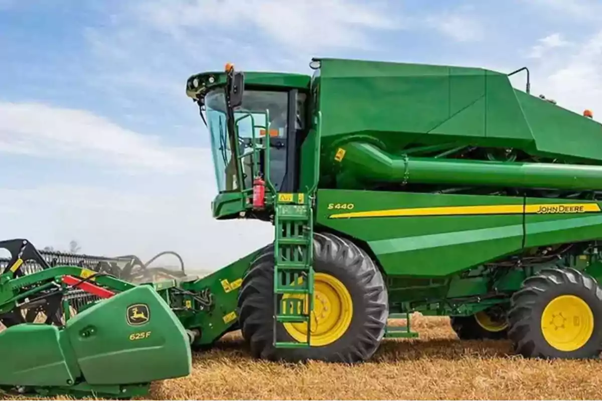 Cosechadora verde John Deere S440 en un campo de cultivo.