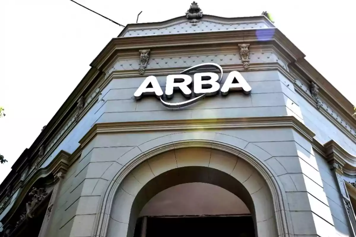 Edificio con el logotipo de ARBA en la fachada.