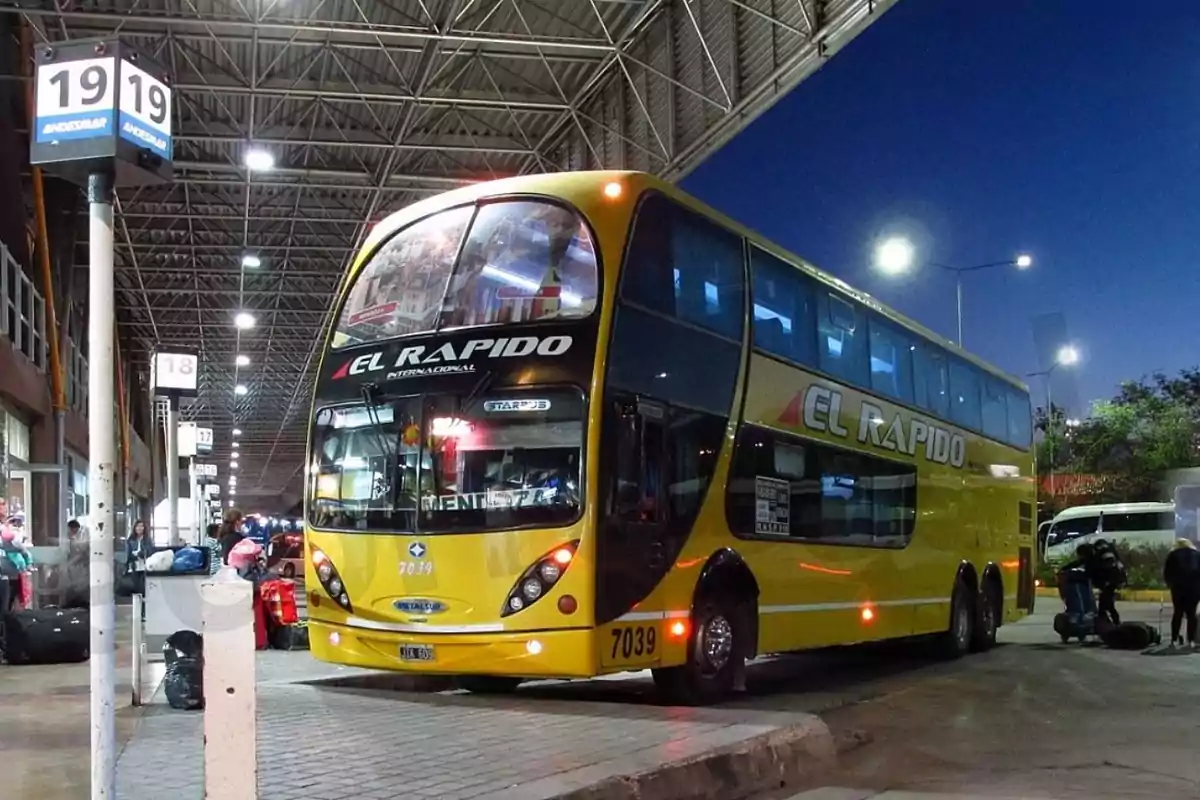 Un autobús de dos pisos amarillo de la empresa 