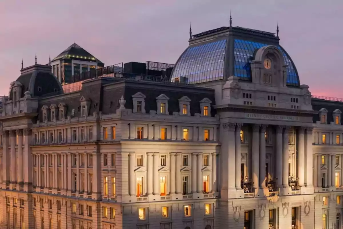 Edificio histórico con arquitectura clásica iluminado al atardecer.