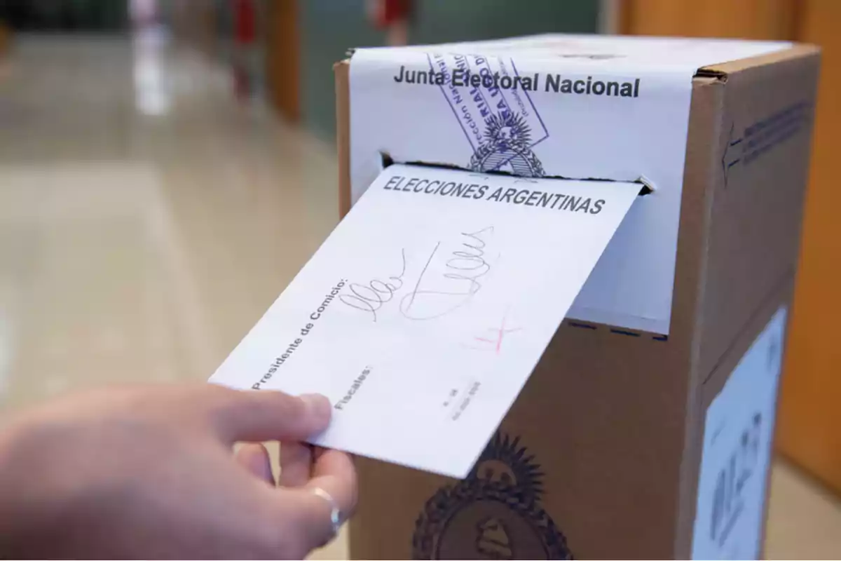 Una persona introduce una boleta en una urna durante las elecciones en Argentina.