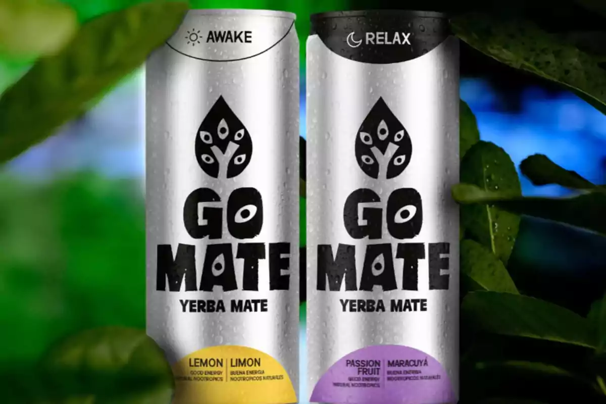 Dos latas de bebida Go Mate Yerba Mate con sabores limón y maracuyá rodeadas de hojas verdes.