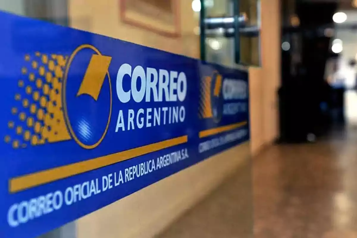 Un cartel azul del Correo Argentino en un pasillo.