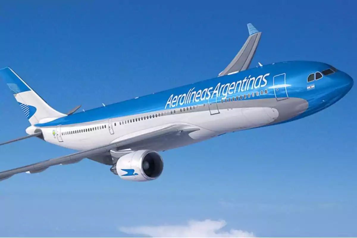 Avión de Aerolíneas Argentinas volando en un cielo despejado.