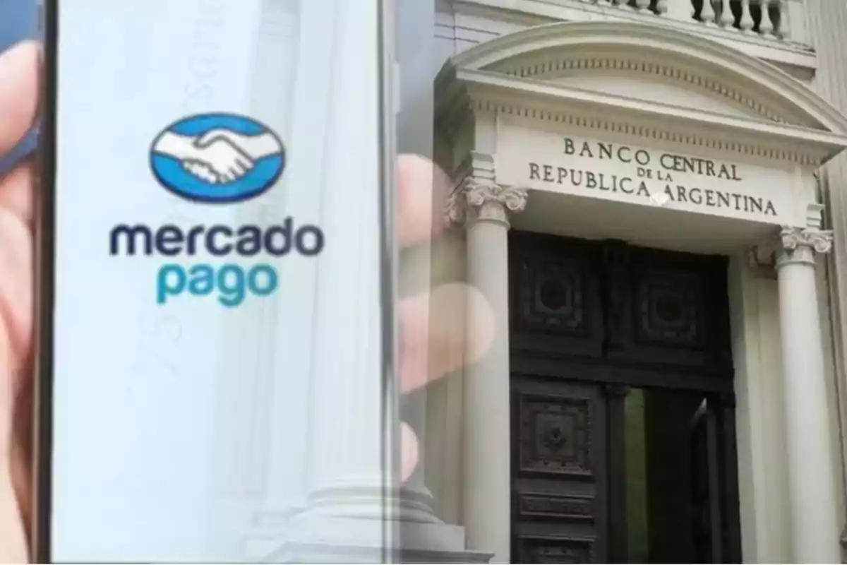 Un teléfono móvil mostrando el logo de Mercado Pago frente al edificio del Banco Central de la República Argentina.