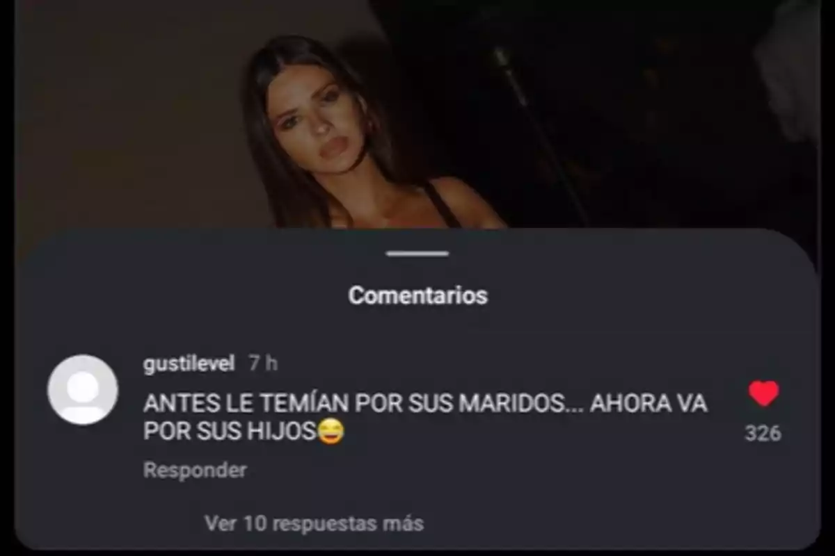 Una mujer aparece en la imagen y debajo hay un comentario que dice: 