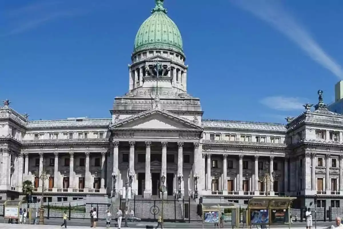 Edificio del Congreso Nacional de Argentina con cúpula verde y cielo despejado.