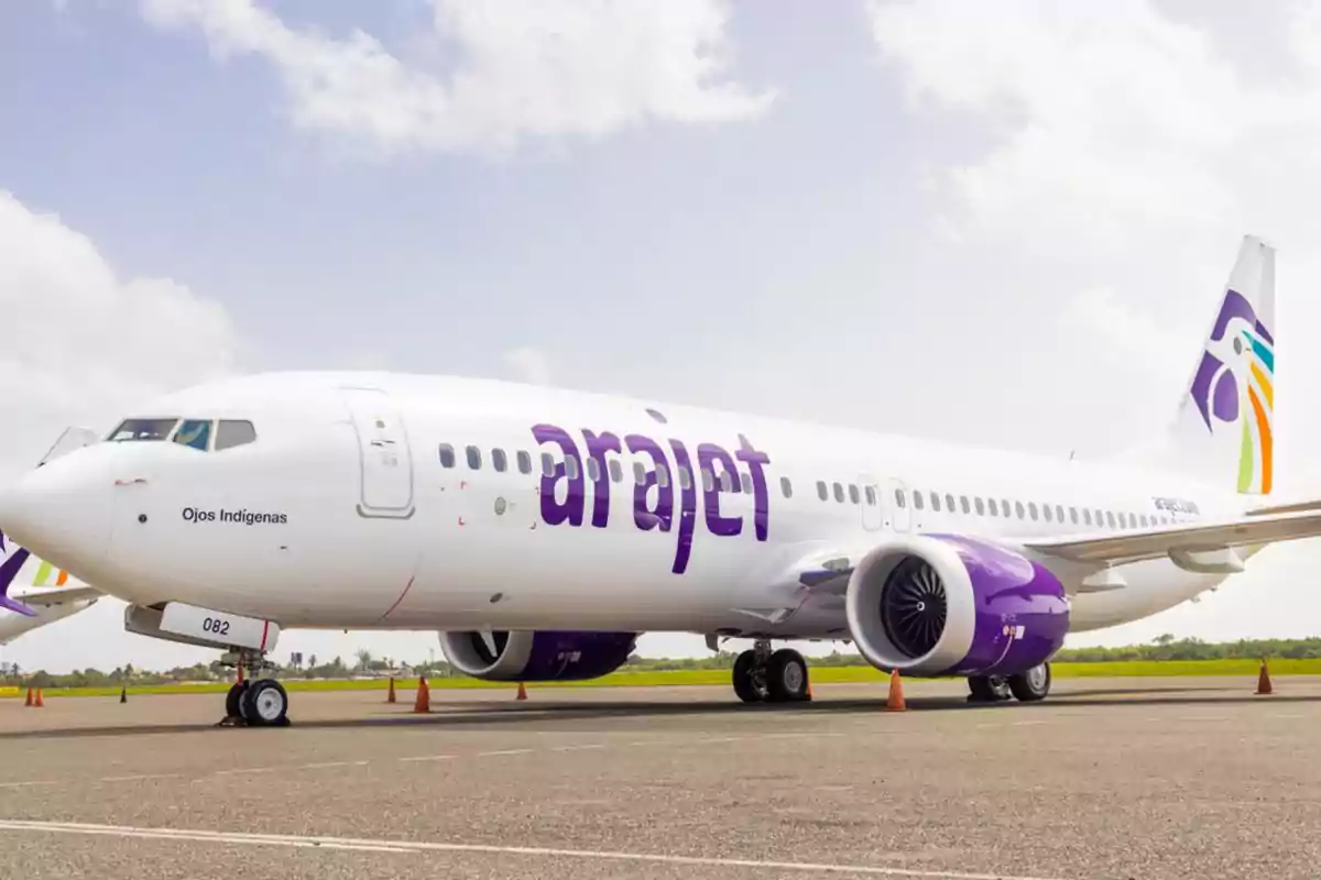 Avión de la aerolínea Arajet estacionado en la pista.