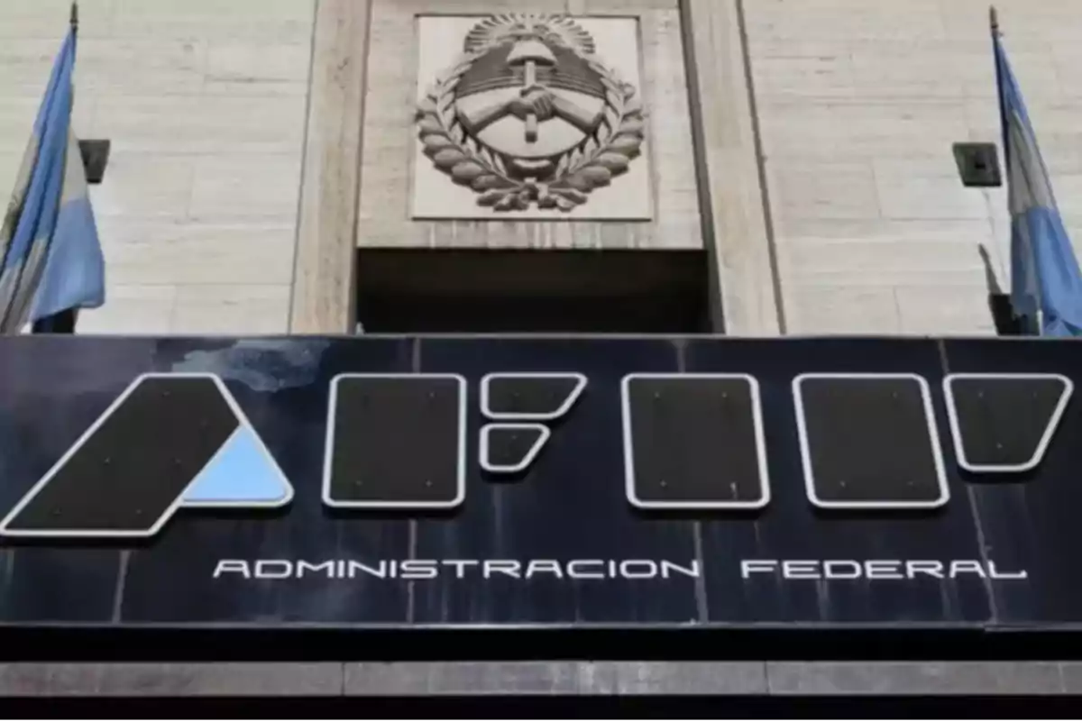 Edificio de la Administración Federal con el escudo nacional y banderas argentinas.