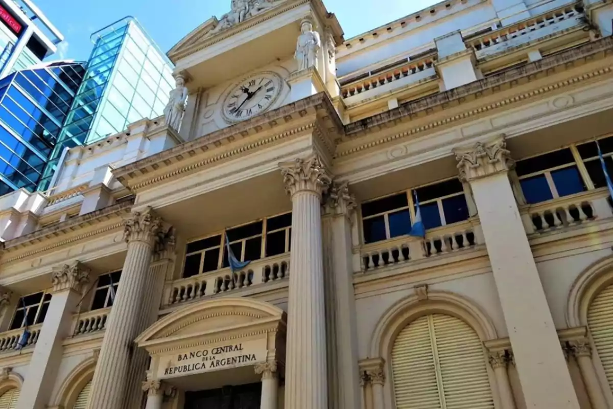 Fachada del Banco Central de la República Argentina con columnas y un reloj en la parte superior.