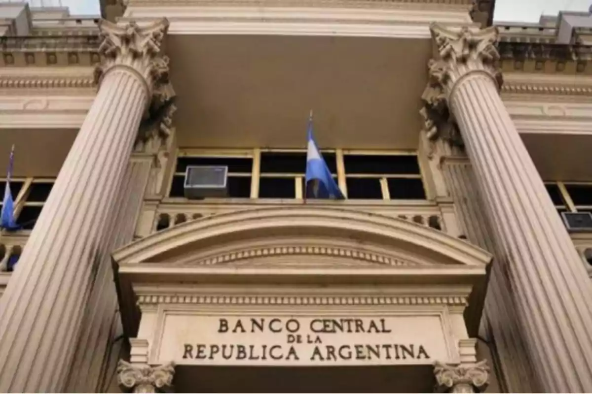 Fachada del Banco Central de la República Argentina con columnas y una bandera ondeando.