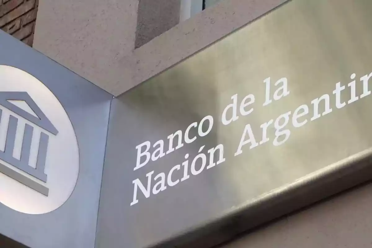 Letrero del Banco de la Nación Argentina en la fachada de un edificio.