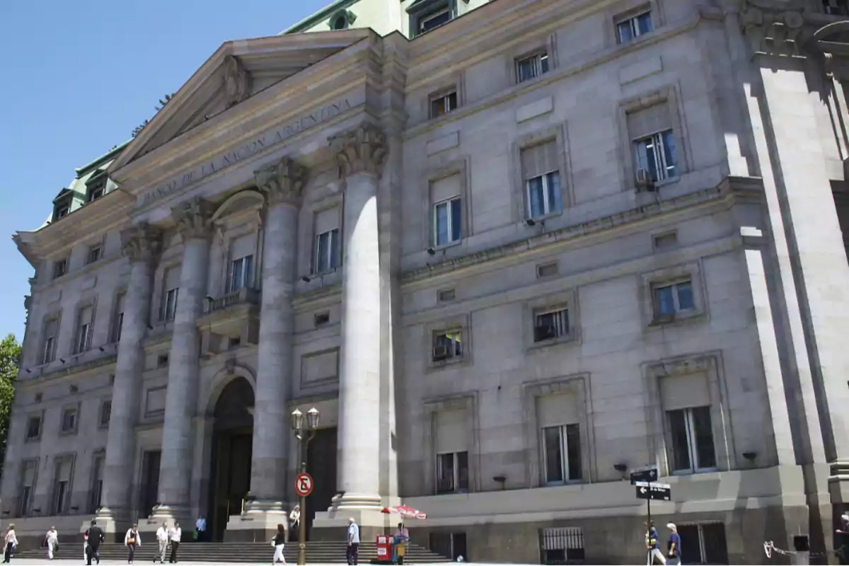 Edificio histórico con columnas y fachada imponente en un día soleado.