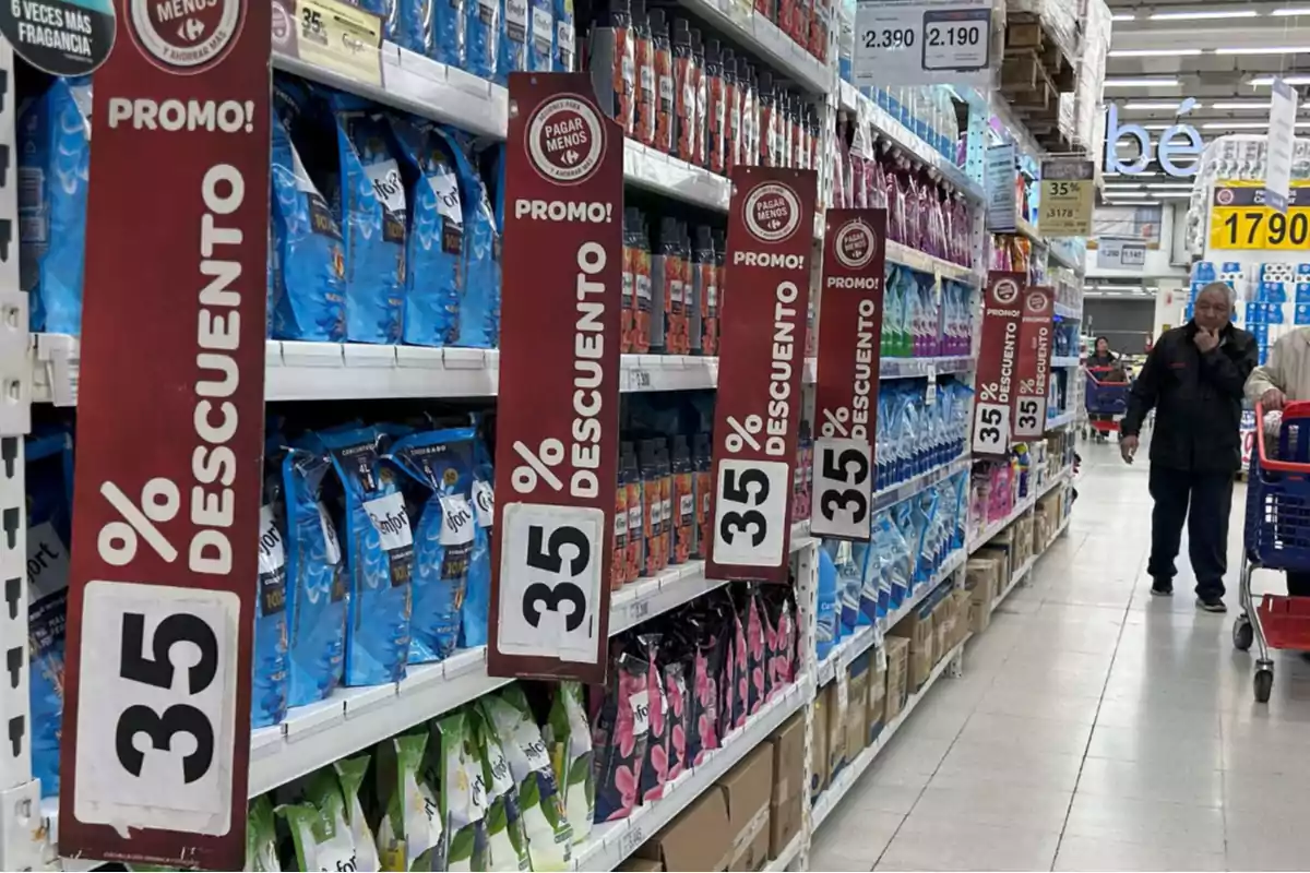 Pasillo de supermercado con productos en oferta al 35% de descuento y personas comprando.