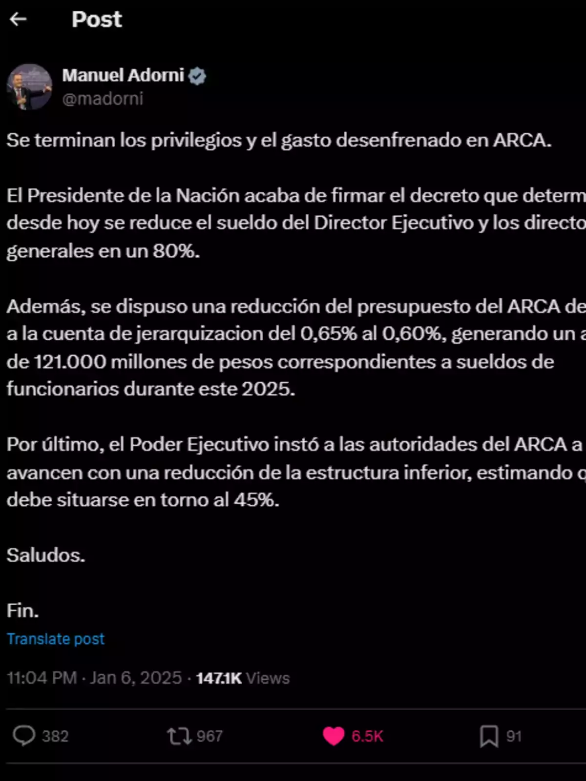 Una publicación de Manuel Adorni en la que se informa sobre la firma de un decreto presidencial que reduce el sueldo del Director Ejecutivo y directores generales de ARCA en un 80%, además de una reducción del presupuesto y una disminución de la estructura inferior. Una publicación de Manuel Adorni en la que se informa sobre la firma de un decreto presidencial que reduce el sueldo del Director Ejecutivo y directores generales de ARCA en un 80%, además de una reducción del presupuesto y una disminución de la estructura inferior.