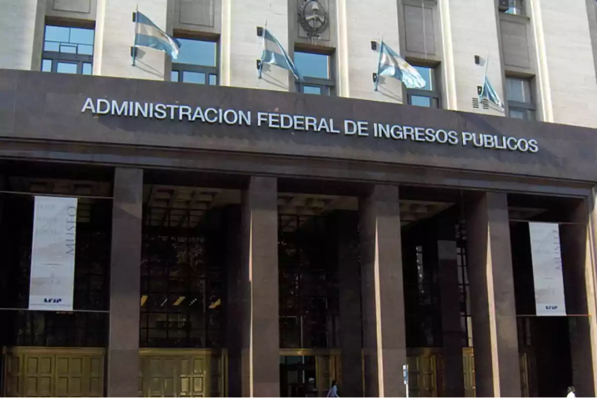 Fachada del edificio de la Administración Federal de Ingresos Públicos con banderas argentinas ondeando. Fachada del edificio de la Administración Federal de Ingresos Públicos con banderas argentinas ondeando.