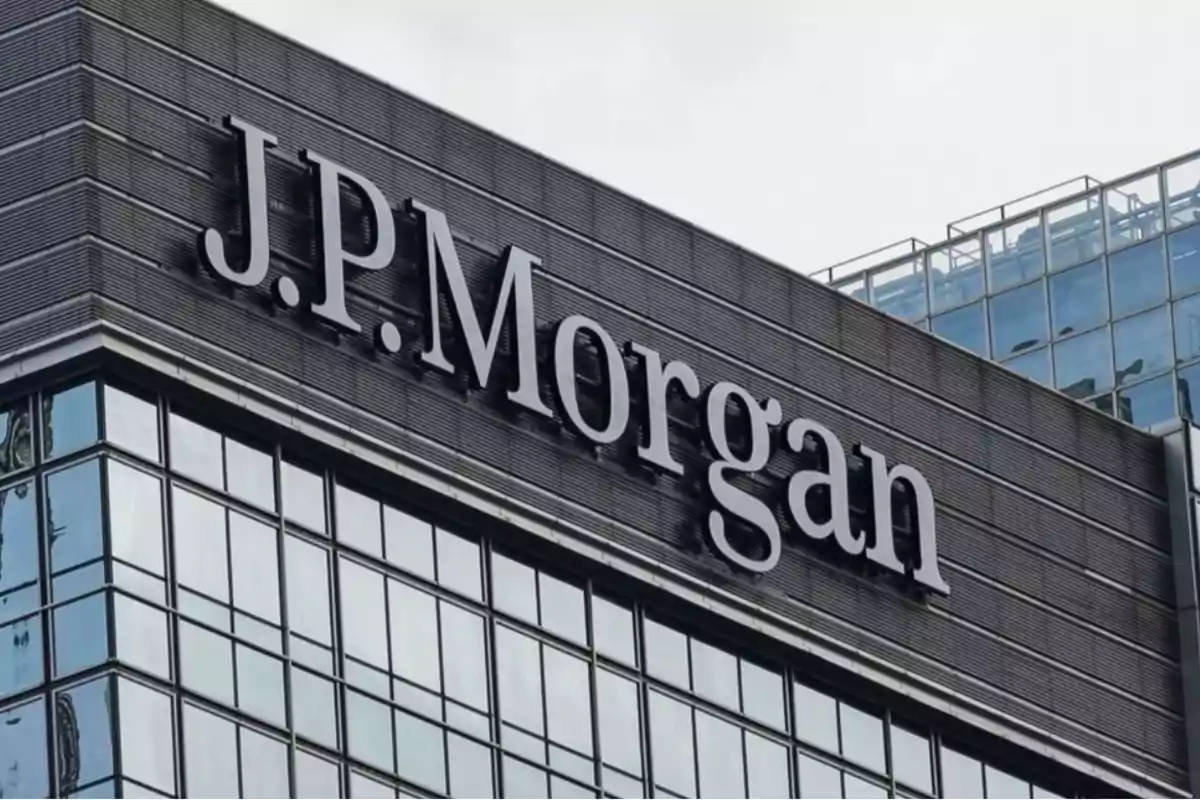 Edificio con el logotipo de J.P. Morgan en la fachada.