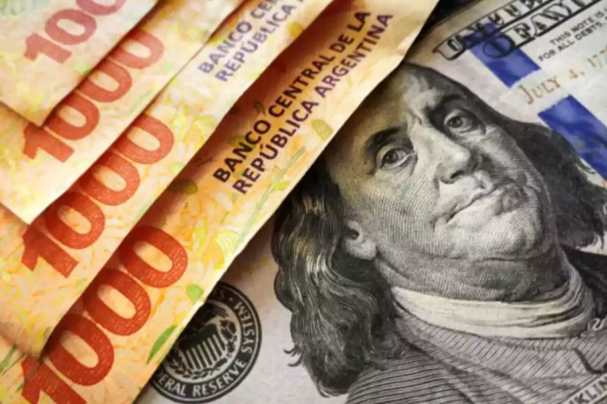 Billetes de 1000 pesos argentinos junto a un billete de 100 dólares estadounidenses. Billetes de 1000 pesos argentinos junto a un billete de 100 dólares estadounidenses.