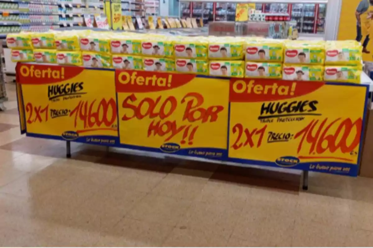 Promoción de pañales Huggies en un supermercado con oferta de 2x1 a un precio de 14,600 solo por hoy.