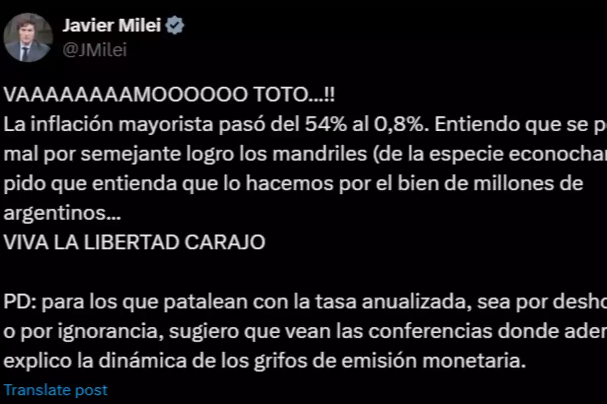 Un tuit de Javier Milei celebrando la reducción de la inflación mayorista del 54% al 0,8% y criticando a quienes se oponen, mencionando que el logro es por el bien de los argentinos y sugiriendo ver conferencias para entender la dinámica de la emisión monetaria.