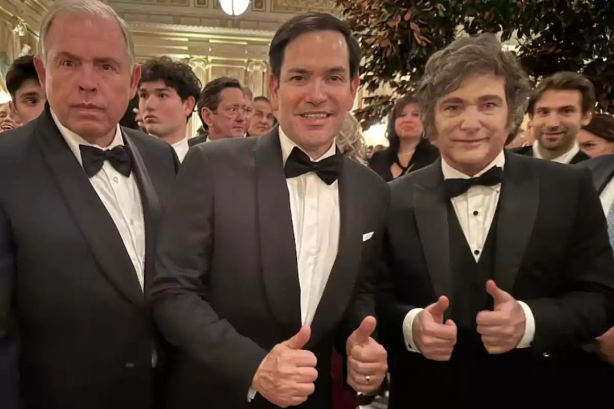 Un grupo de personas vestidas de gala posando para una foto en un evento elegante.