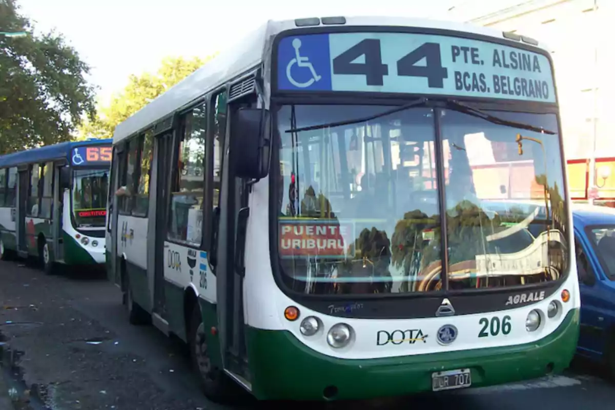 Un autobús de transporte público en la ciudad con el número 44 en el frente y un símbolo de accesibilidad.