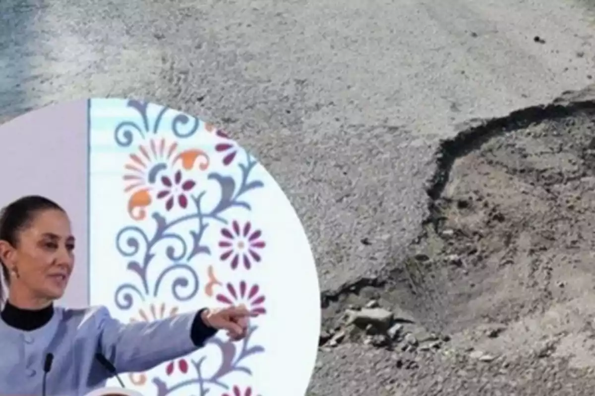 Una persona señalando hacia un bache en una carretera.