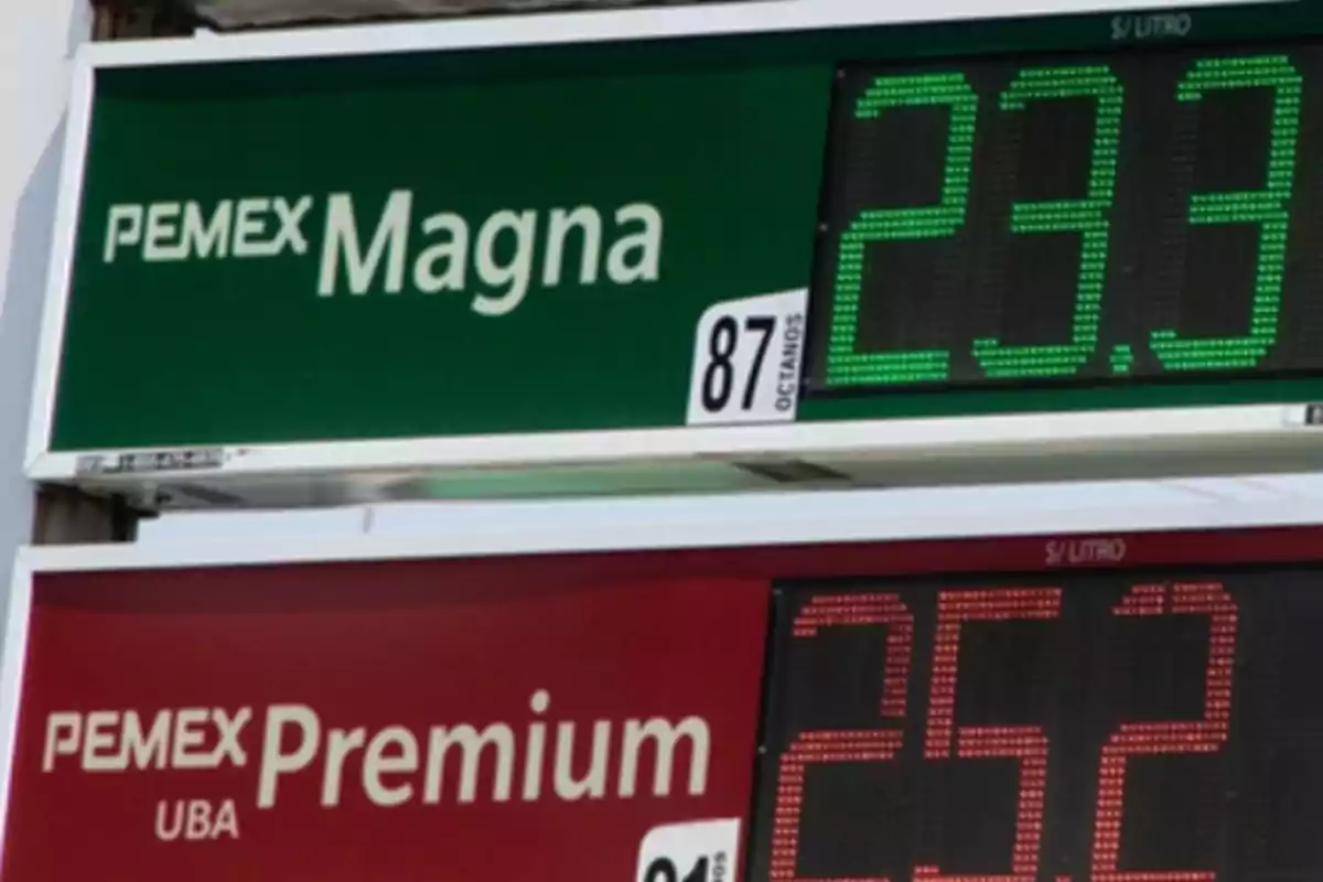 Cartel de precios de gasolina PEMEX mostrando el costo por litro de Magna y Premium.