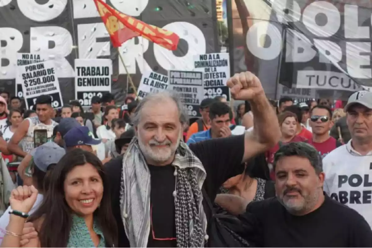 Un grupo de personas participa en una manifestación con pancartas que exigen trabajo genuino y mejores salarios.