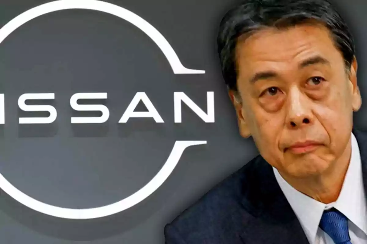 Hombre con traje frente al logotipo de Nissan.