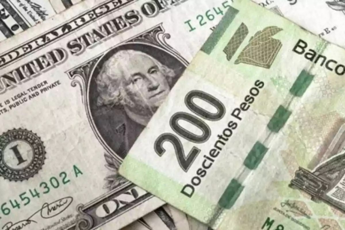 Billetes de un dólar estadounidense y doscientos pesos mexicanos superpuestos.