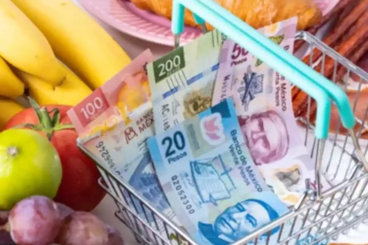 Billetes de pesos mexicanos en una canasta de compras junto a frutas y alimentos.