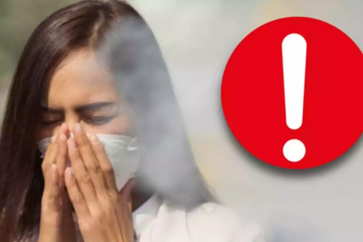 Mujer con mascarilla cubriéndose la nariz y boca mientras está rodeada de humo con un signo de exclamación rojo al lado.