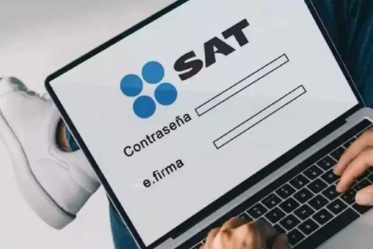 Pantalla de inicio de sesión del SAT en una computadora portátil con campos para contraseña y e.firma.